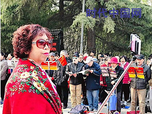 歌友:闫继琨老师给歌友们摄像.jpg