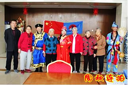 2018年10月25日时代中国网公益大使张颖与看丹老年公寓老人们一起唱歌跳舞.jpg