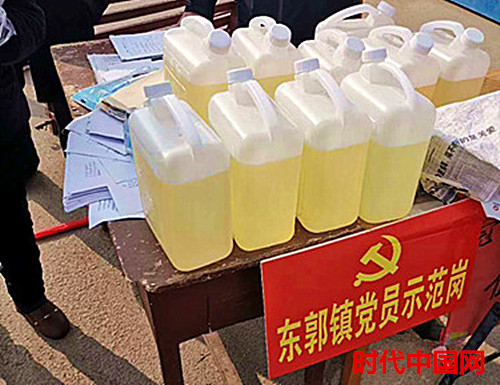夫邵疃村退休老党员为村民捐赠100斤84消毒液和酒精口罩等物品.jpg