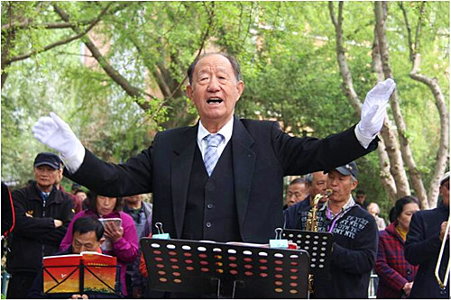 洪汉仁团长、指挥、声乐老师.jpg