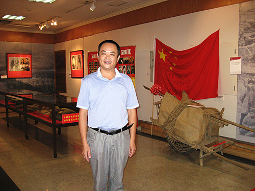 唐茲成在紅色印記收藏展12.11.11..jpg