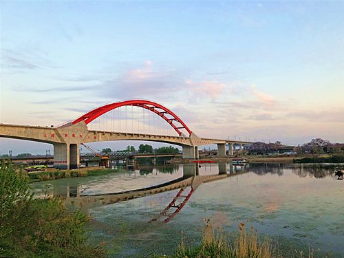 圖為商合杭鐵路亳州特大橋跨渦河連續剛構拱橋.JPG