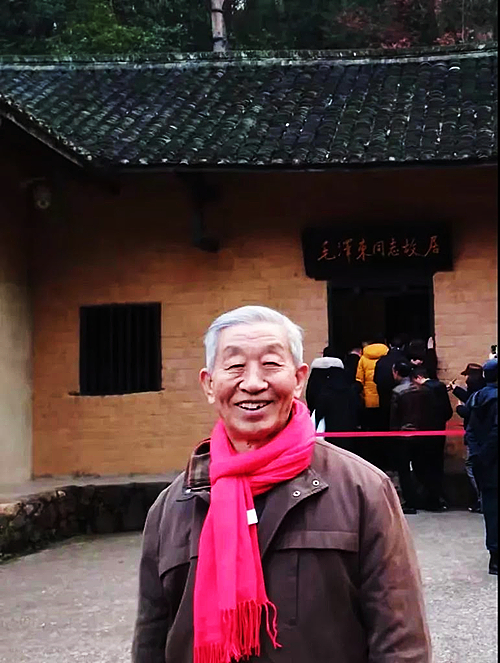 在北京八宝山革命公墓送别毛主席的忠诚警卫战士李文福同志