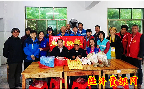 新邵县坪上镇：蓝红马甲志愿者为98岁抗战老兵过生日