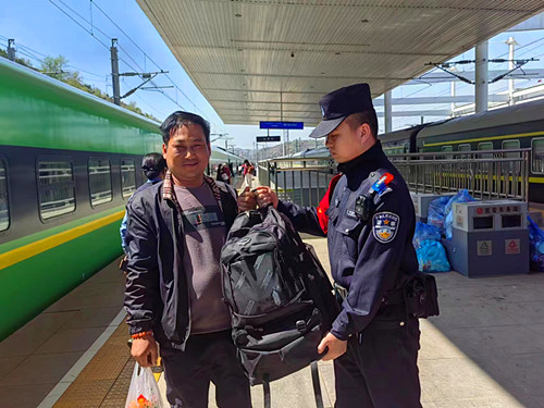 1幫助旅客找回遺失雙肩包.jpg