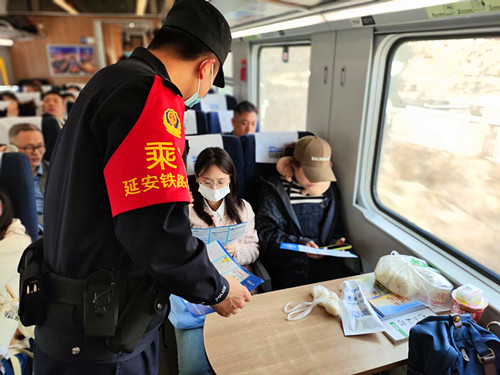 2深入車廂開(kāi)展法制安全宣傳.jpg